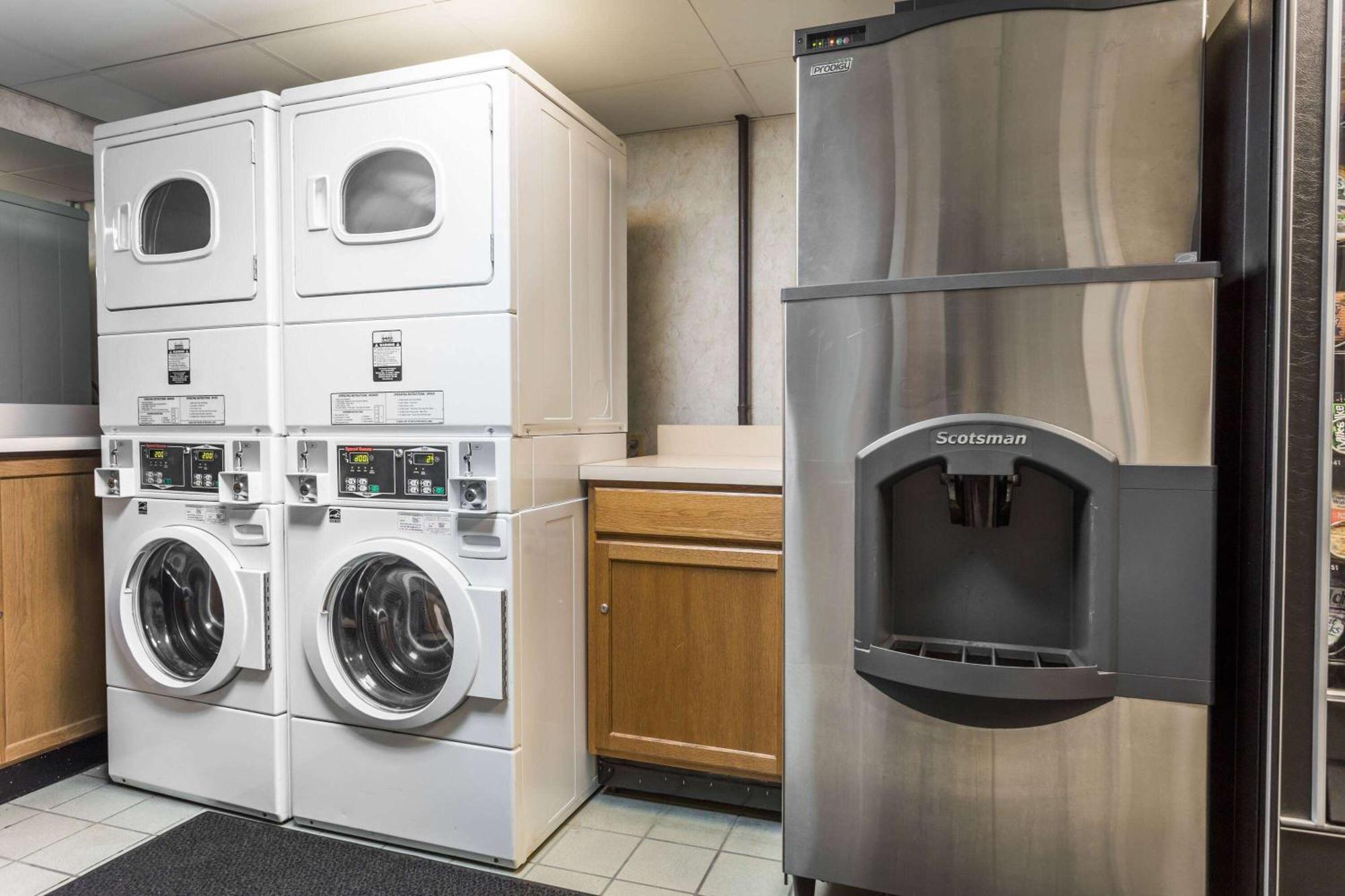 Days Inn By Wyndham Harrisburg North Εξωτερικό φωτογραφία
