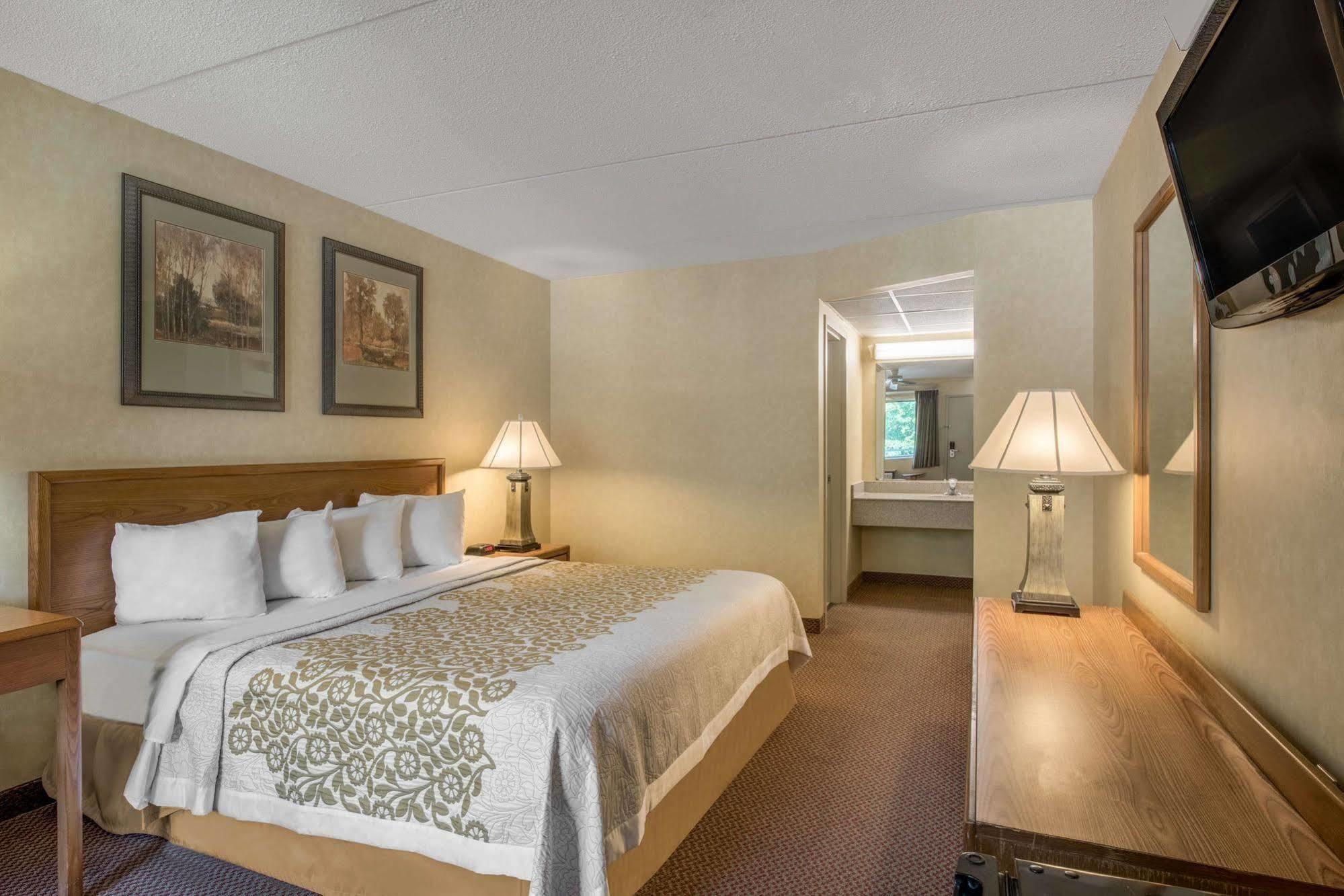 Days Inn By Wyndham Harrisburg North Εξωτερικό φωτογραφία