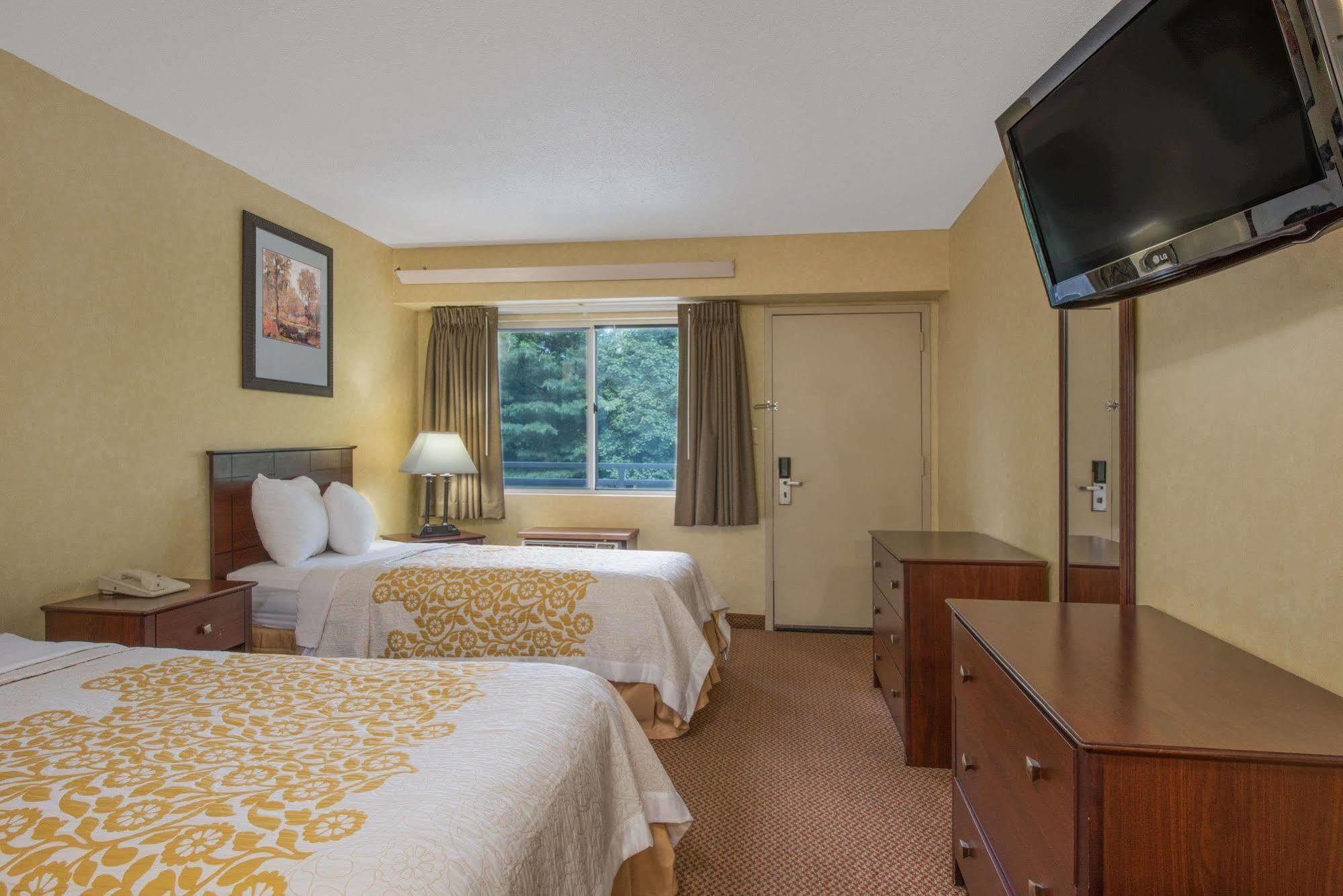 Days Inn By Wyndham Harrisburg North Εξωτερικό φωτογραφία